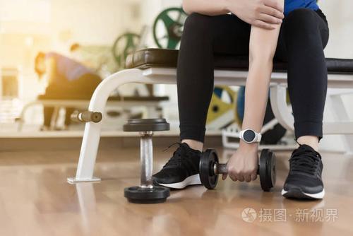女人健身锻炼使用哑铃在特写上健身培训照片-正版商用图片0cu1ss-摄图